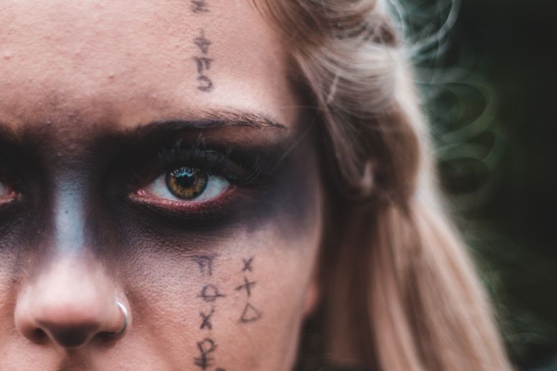 Meditácia v prírode symbolizujúca harmóniu astrológie a ekológie